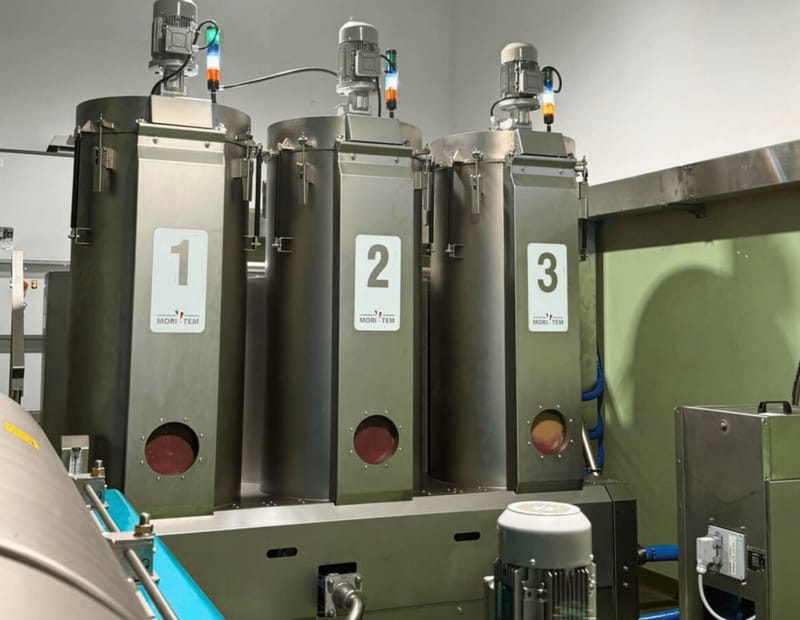 Edelstahltanks der Anlage, in denen das Öl getrennt nach Sorte lagert